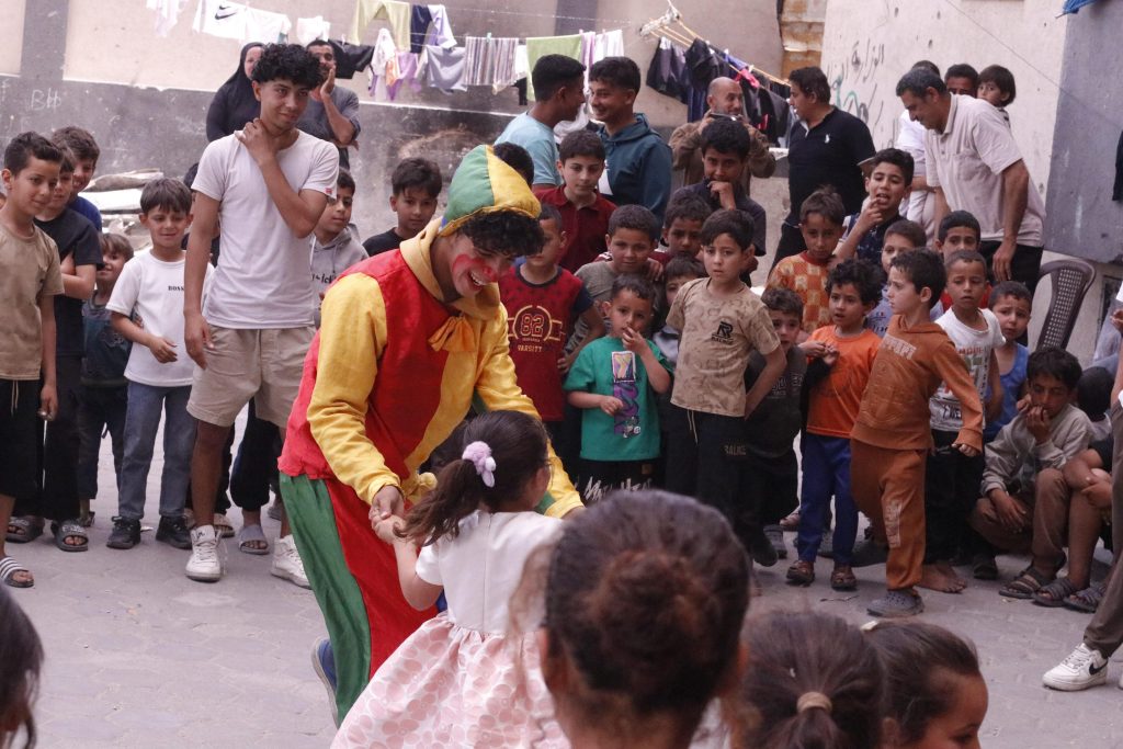 Association Amani - Aïd al-Adha à Gaza : Un grand festival de soutien psychologique pour les orphelins - 2026 05 20 distribution vetements aid gaza 01