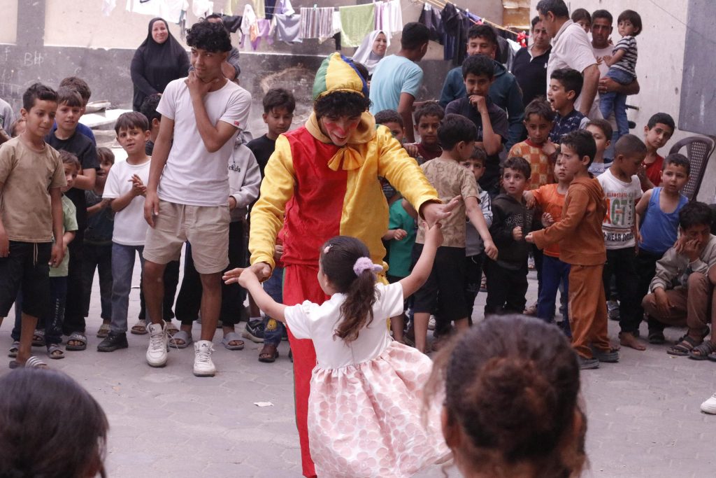 Association Amani - Aïd al-Adha à Gaza : Un grand festival de soutien psychologique pour les orphelins - 2026 05 20 distribution vetements aid gaza 02