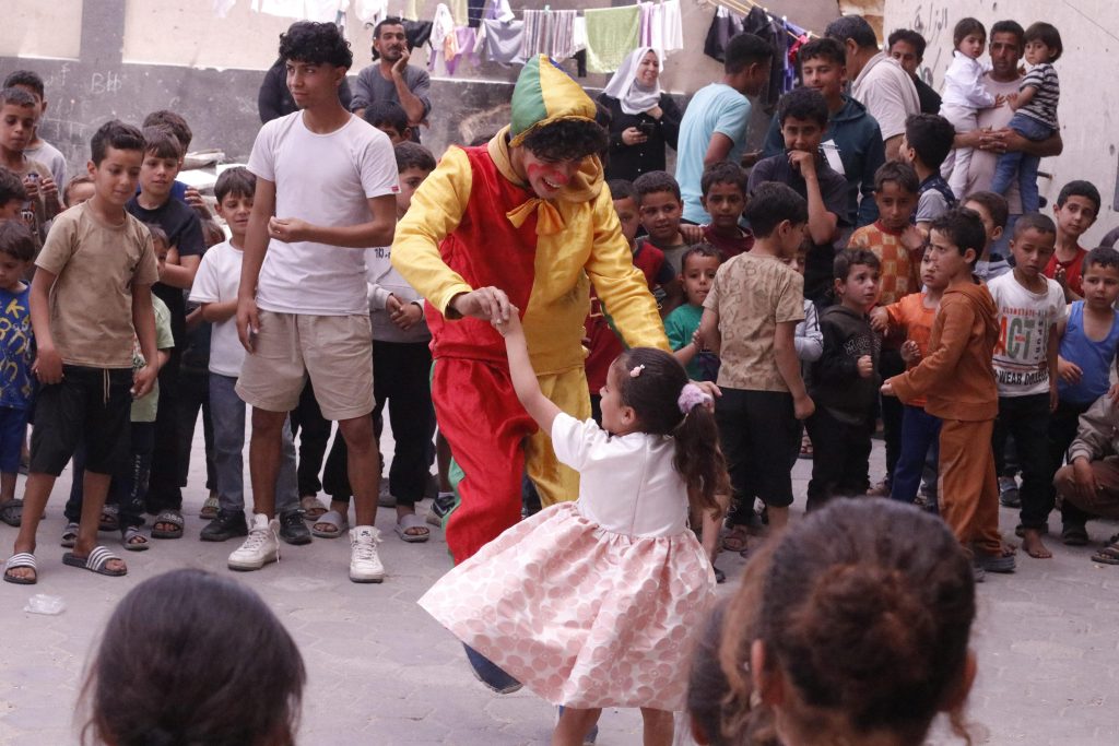 Association Amani - Aïd al-Adha à Gaza : Un grand festival de soutien psychologique pour les orphelins - 2026 05 20 distribution vetements aid gaza 03