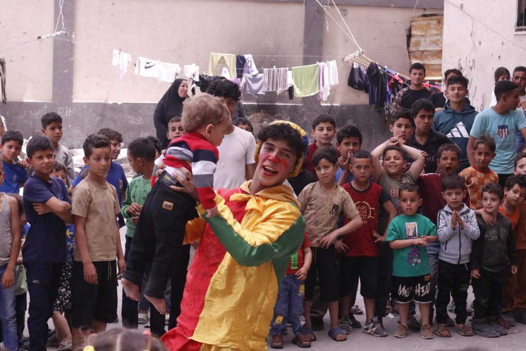 Association Amani - Aïd al-Adha à Gaza : Un grand festival de soutien psychologique pour les orphelins - 2026 05 20 distribution vetements aid gaza 04