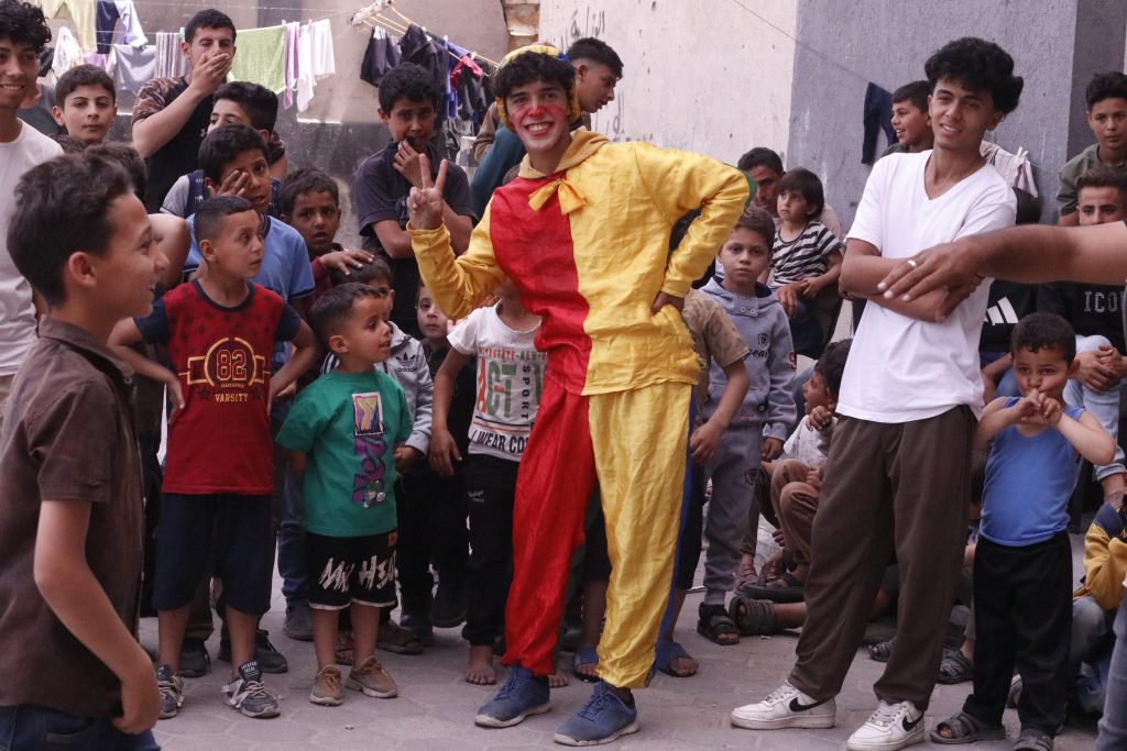 Association Amani - Aïd al-Adha à Gaza : Un grand festival de soutien psychologique pour les orphelins - 2026 05 20 distribution vetements aid gaza 05
