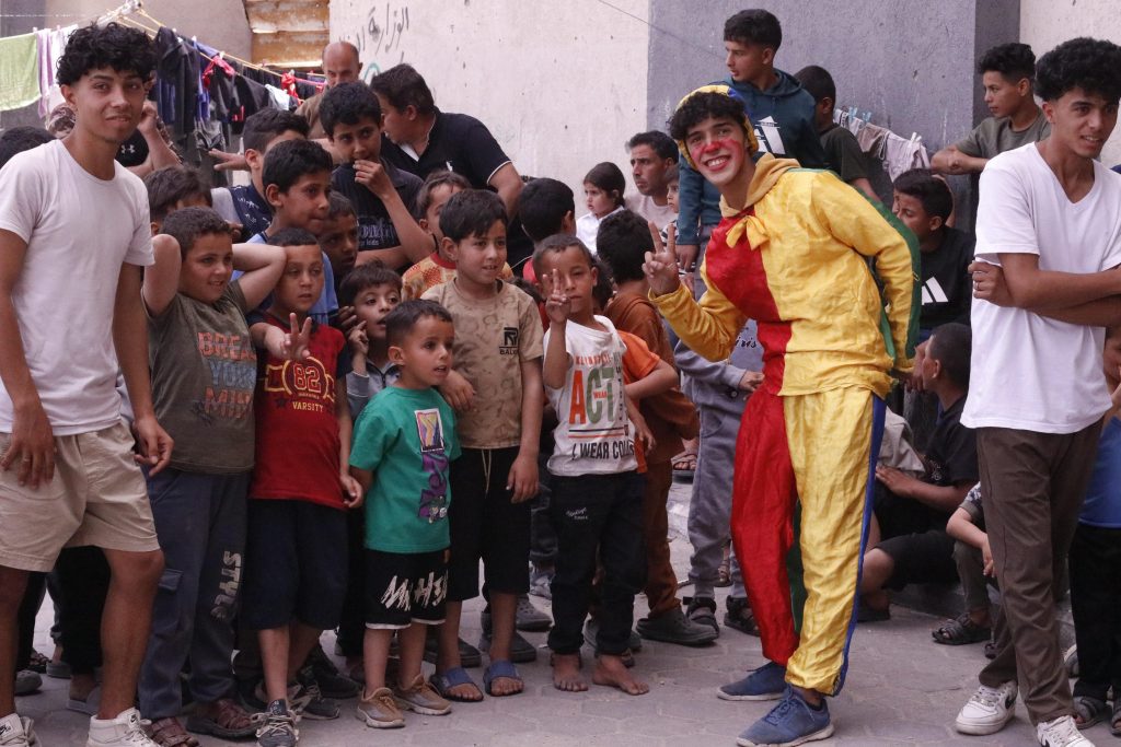 Association Amani - Aïd al-Adha à Gaza : Un grand festival de soutien psychologique pour les orphelins - 2026 05 20 distribution vetements aid gaza 06