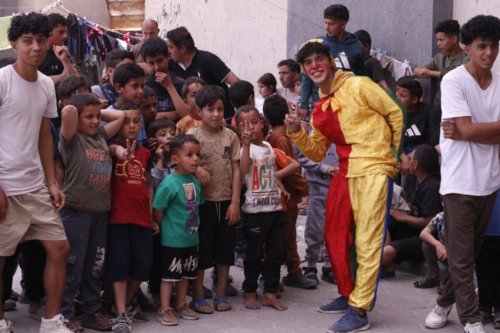 Association Amani - Aïd al-Adha à Gaza : Un grand festival de soutien psychologique pour les orphelins - 2026 05 20 distribution vetements aid gaza 07
