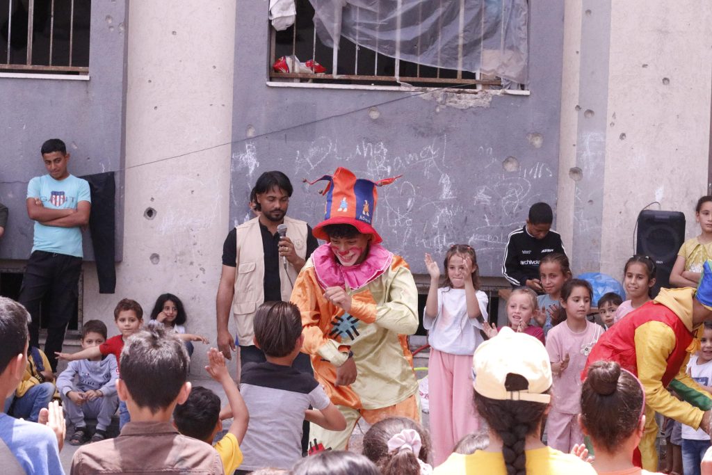 Association Amani - Aïd al-Adha à Gaza : Un grand festival de soutien psychologique pour les orphelins - 2026 05 20 distribution vetements aid gaza 08