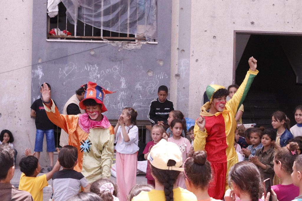 Association Amani - Aïd al-Adha à Gaza : Un grand festival de soutien psychologique pour les orphelins - 2026 05 20 distribution vetements aid gaza 09