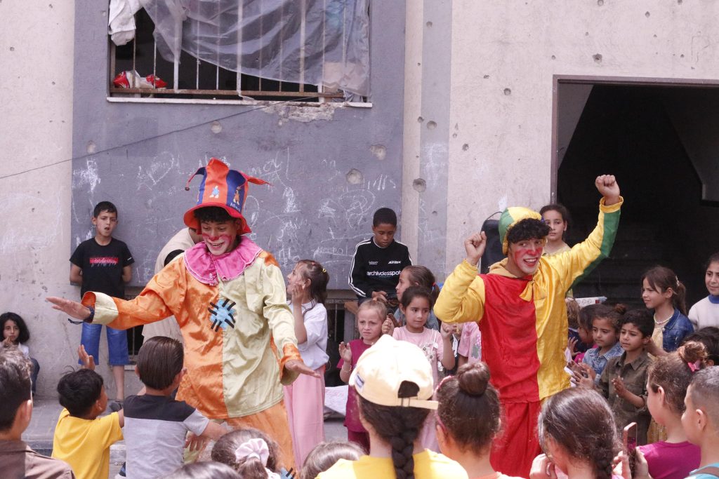Association Amani - Aïd al-Adha à Gaza : Un grand festival de soutien psychologique pour les orphelins - 2026 05 20 distribution vetements aid gaza 10