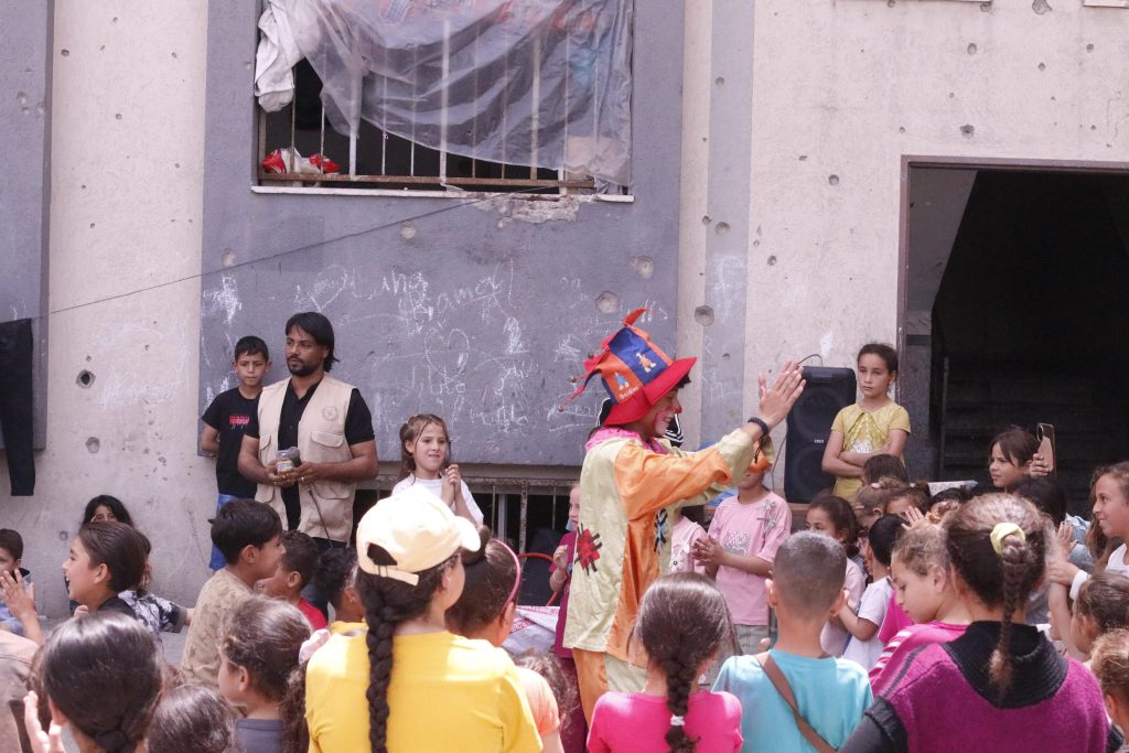 Association Amani - Aïd al-Adha à Gaza : Un grand festival de soutien psychologique pour les orphelins - 2026 05 20 distribution vetements aid gaza 11