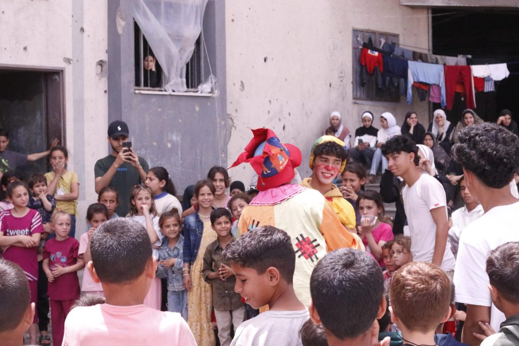 Association Amani - Aïd al-Adha à Gaza : Un grand festival de soutien psychologique pour les orphelins - 2026 05 20 distribution vetements aid gaza 12