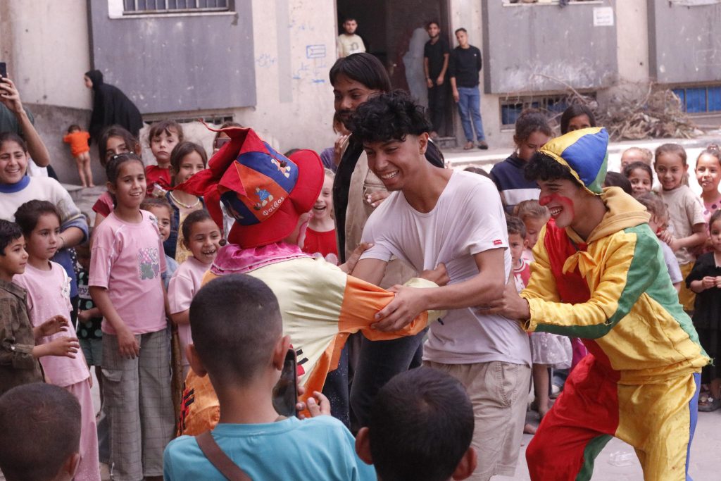 Association Amani - Aïd al-Adha à Gaza : Un grand festival de soutien psychologique pour les orphelins - 2026 05 20 distribution vetements aid gaza 13
