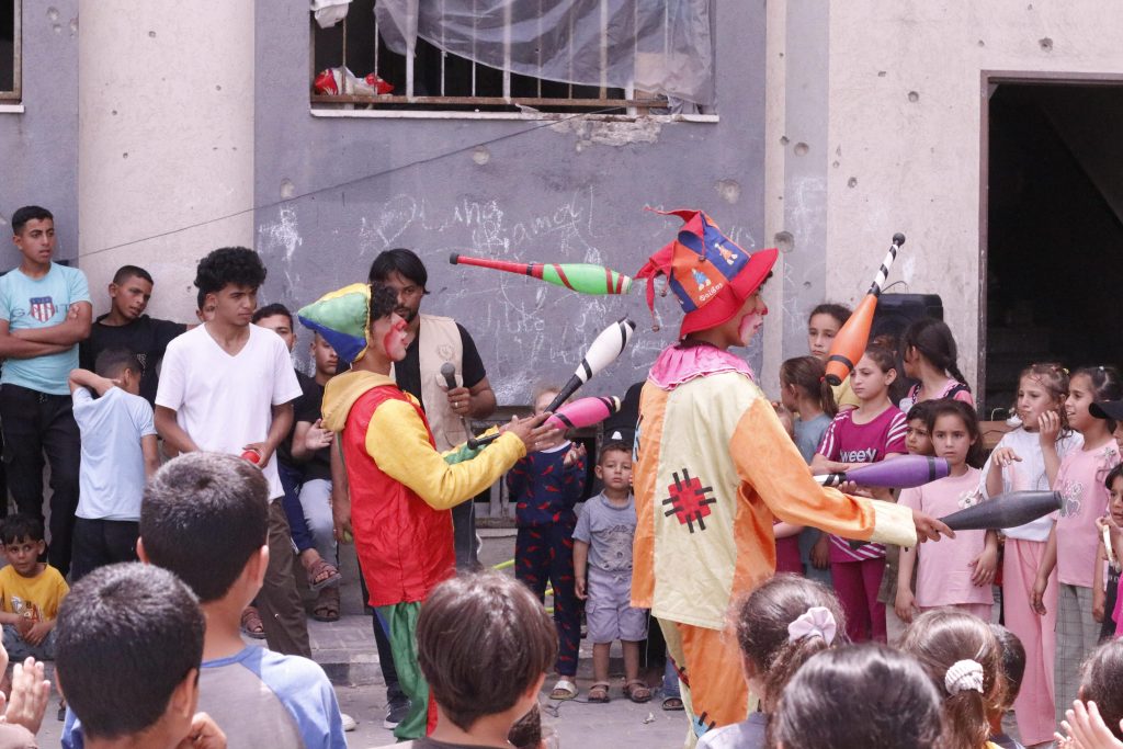 Association Amani - Aïd al-Adha à Gaza : Un grand festival de soutien psychologique pour les orphelins - 2026 05 20 distribution vetements aid gaza 14