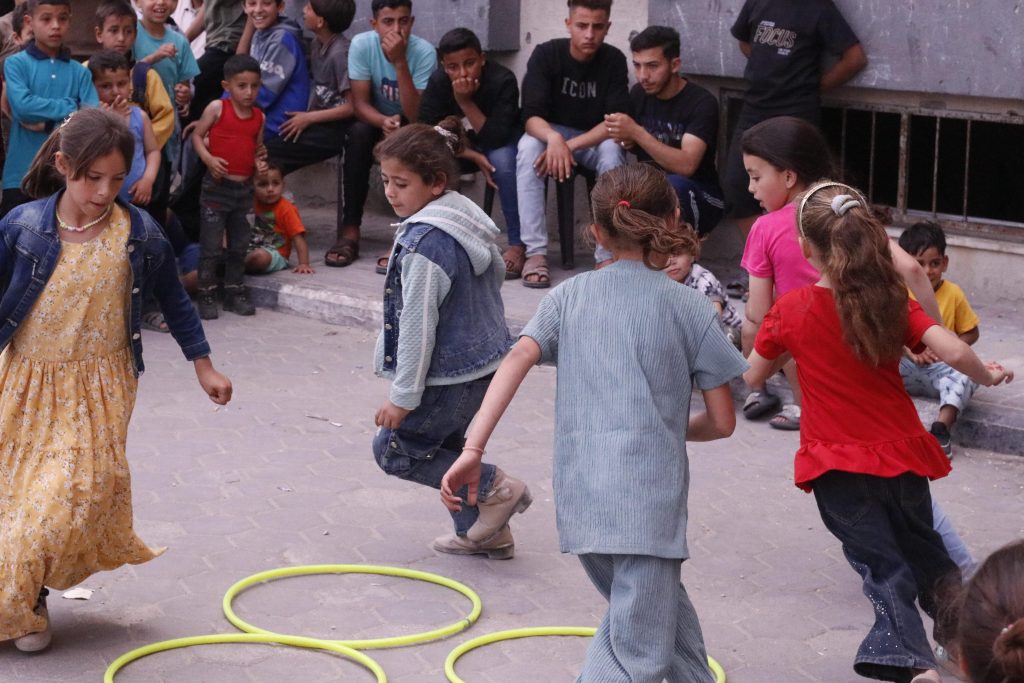 Association Amani - Aïd al-Adha à Gaza : Un grand festival de soutien psychologique pour les orphelins - 2026 05 20 distribution vetements aid gaza 16