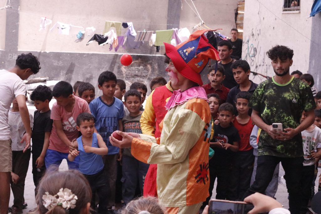 Association Amani - Aïd al-Adha à Gaza : Un grand festival de soutien psychologique pour les orphelins - 2026 05 20 distribution vetements aid gaza 17