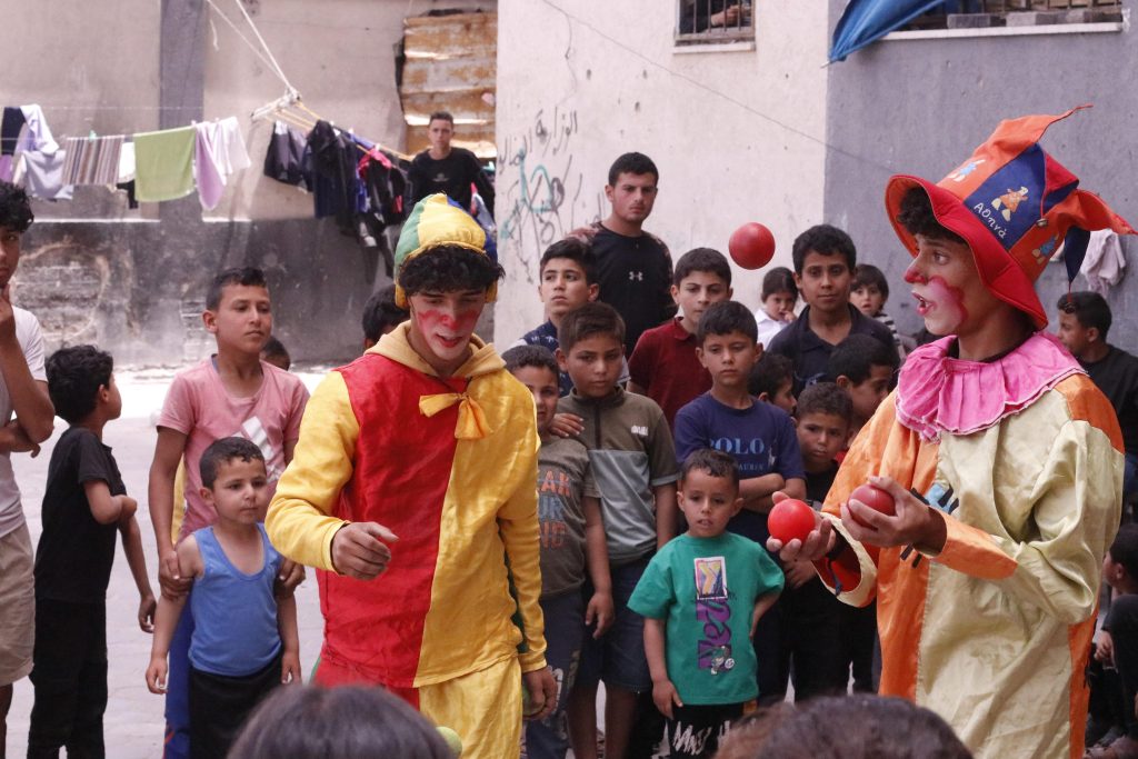 Association Amani - Aïd al-Adha à Gaza : Un grand festival de soutien psychologique pour les orphelins - 2026 05 20 distribution vetements aid gaza 18