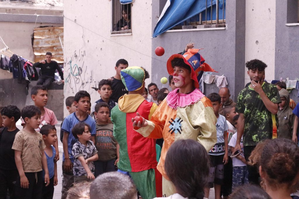 Association Amani - Aïd al-Adha à Gaza : Un grand festival de soutien psychologique pour les orphelins - 2026 05 20 distribution vetements aid gaza 19
