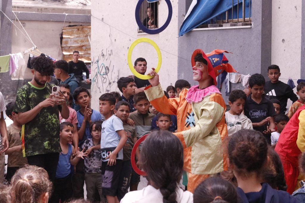 Association Amani - Aïd al-Adha à Gaza : Un grand festival de soutien psychologique pour les orphelins - 2026 05 20 distribution vetements aid gaza 21