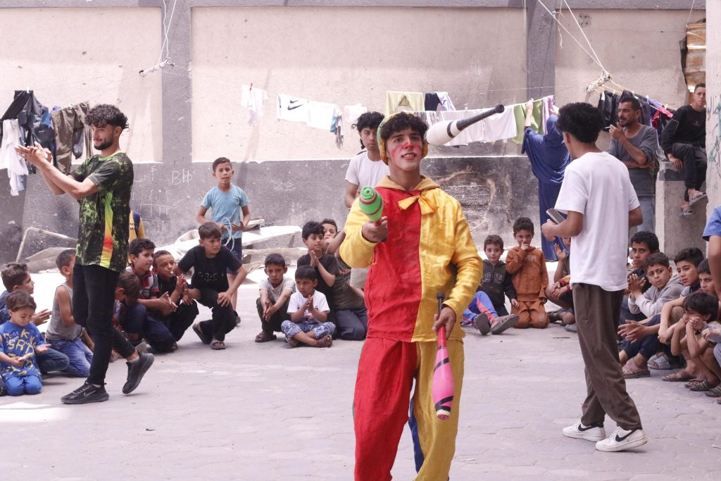 Association Amani - Aïd al-Adha à Gaza : Un grand festival de soutien psychologique pour les orphelins - 2026 05 20 distribution vetements aid gaza 22
