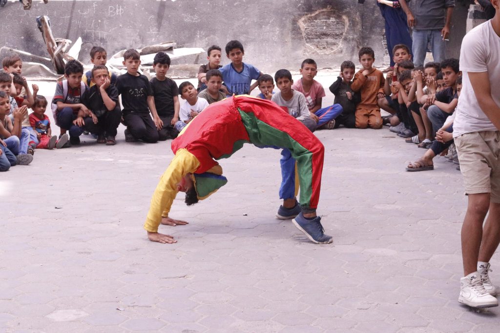 Association Amani - Aïd al-Adha à Gaza : Un grand festival de soutien psychologique pour les orphelins - 2026 05 20 distribution vetements aid gaza 23