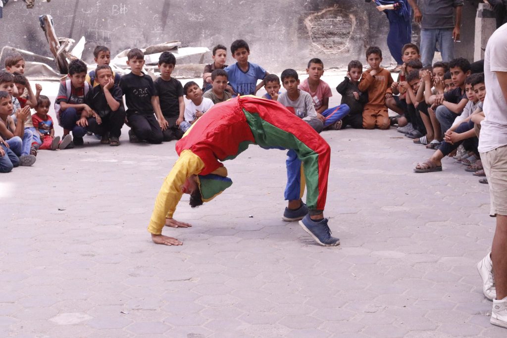 Association Amani - Aïd al-Adha à Gaza : Un grand festival de soutien psychologique pour les orphelins - 2026 05 20 distribution vetements aid gaza 24