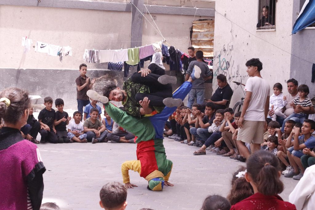 Association Amani - Aïd al-Adha à Gaza : Un grand festival de soutien psychologique pour les orphelins - 2026 05 20 distribution vetements aid gaza 25