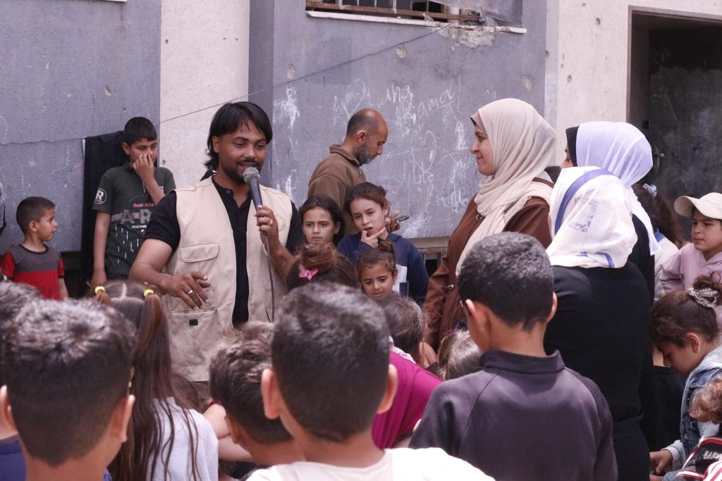 Association Amani - Aïd al-Adha à Gaza : Un grand festival de soutien psychologique pour les orphelins - 2026 05 20 distribution vetements aid gaza 26