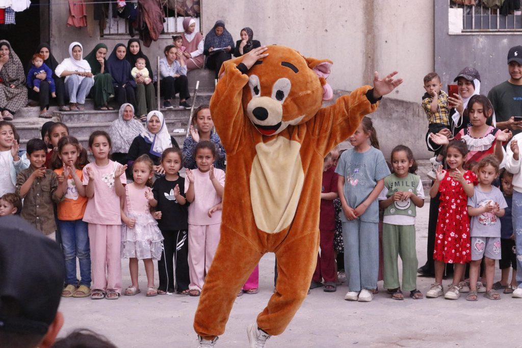 Association Amani - Aïd al-Adha à Gaza : Un grand festival de soutien psychologique pour les orphelins - 2026 05 20 distribution vetements aid gaza 28