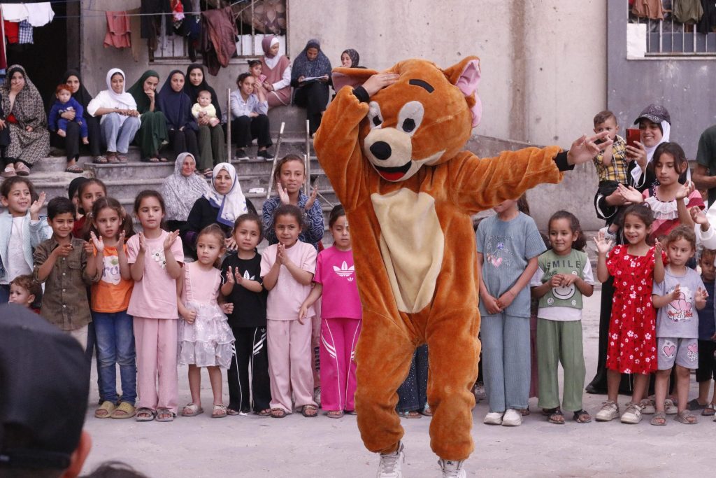 Association Amani - Aïd al-Adha à Gaza : Un grand festival de soutien psychologique pour les orphelins - 2026 05 20 distribution vetements aid gaza 29