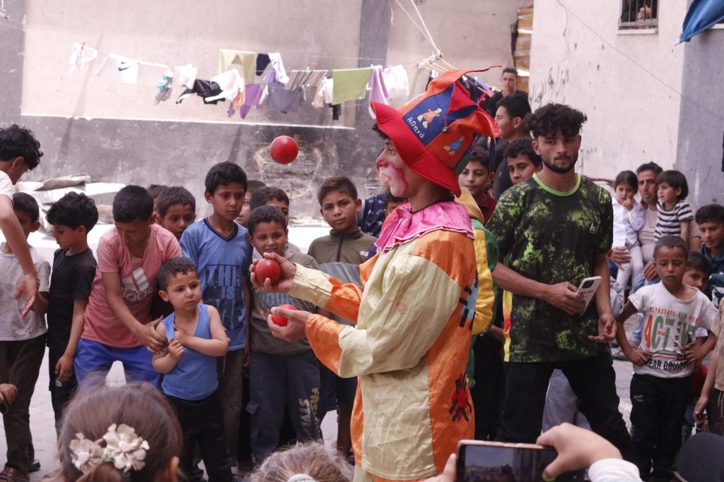 Association Amani - Aïd al-Adha à Gaza : Un grand festival de soutien psychologique pour les orphelins - 2026 05 20 distribution vetements aid gaza 30