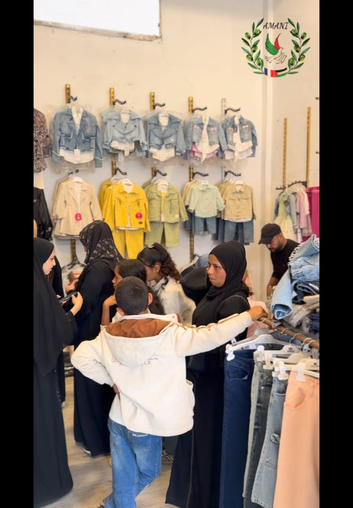 Association Amani - Aïd al-Adha à Gaza : Un grand festival de soutien psychologique pour les orphelins - 2026 05 20 distribution vetements aid gaza 37