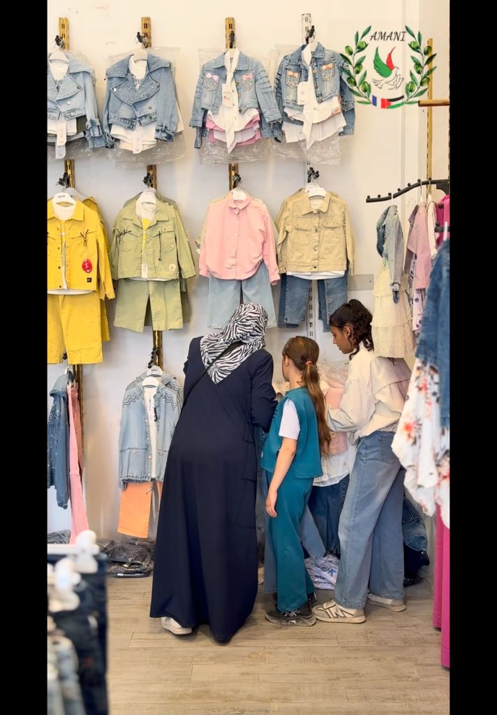 Association Amani - Aïd al-Adha à Gaza : Un grand festival de soutien psychologique pour les orphelins - 2026 05 20 distribution vetements aid gaza 38